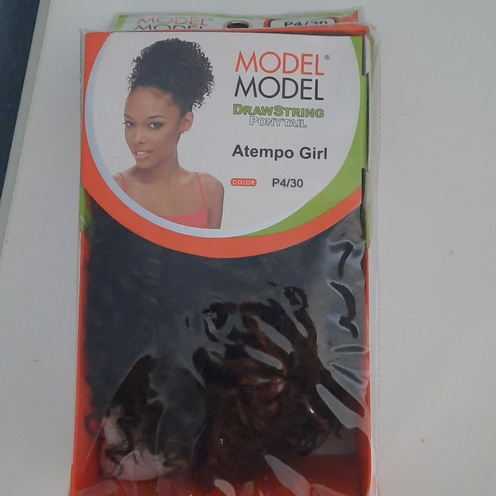 MODEL MODEL DRAWSTRING PONYTAIL